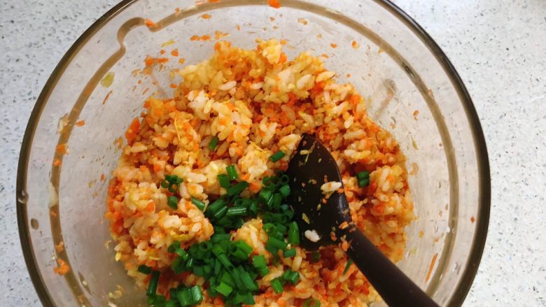 蔬菜肉松饭团,拌匀后加少许葱花,拌匀