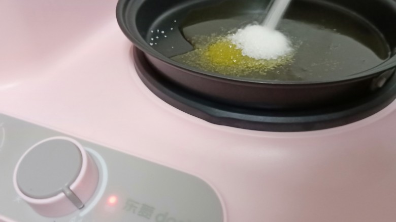 金牌本帮糖醋排骨,另起锅,加多力浓香花生油与白糖。