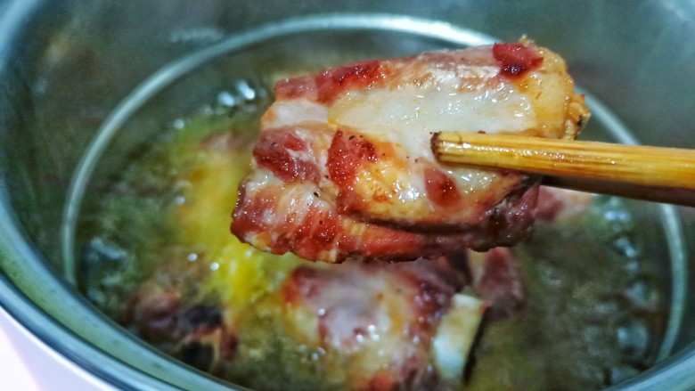 金牌本帮糖醋排骨,炸到颜色偏红或者棕红色后捞出,要炸的稍微老一点