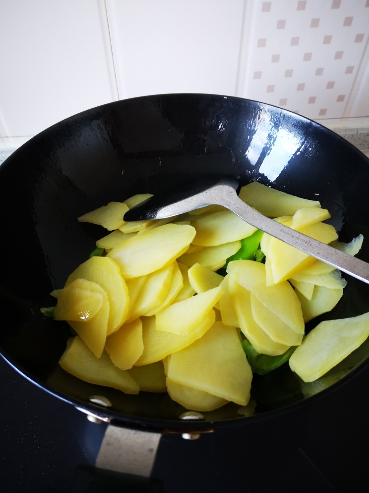 土豆片炒青椒,放入土豆片,继续煸炒
