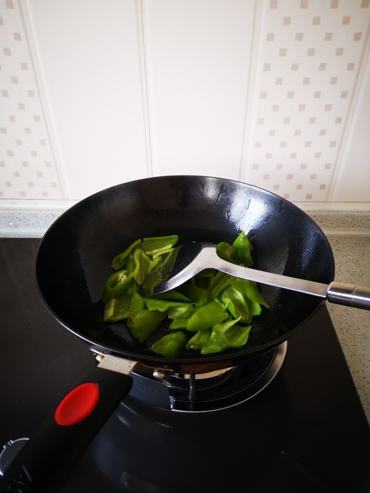 土豆片炒青椒,放入青椒煸炒