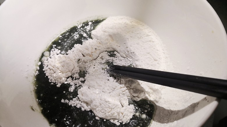 碧玉青团,艾草水和糯米粉混合,加入和好的澄粉团。