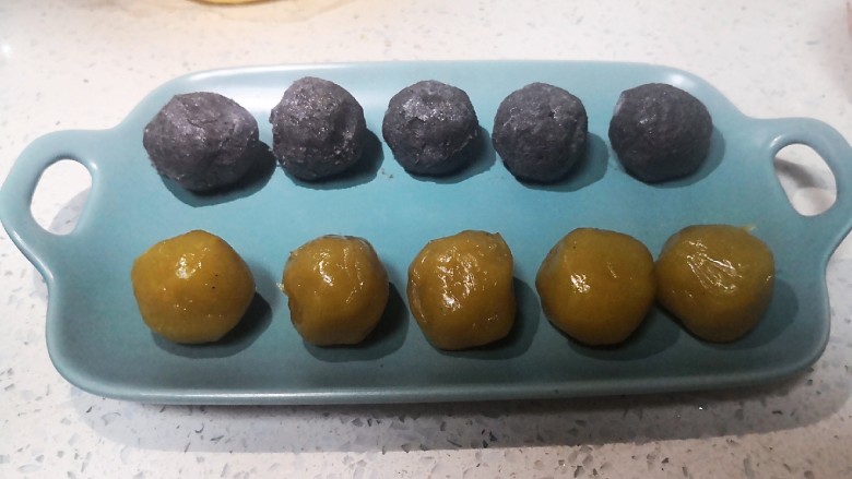 碧玉青团,这些馅料是我上周做汤圆剩下的,黑的是芝麻,黄的是莲蓉。分成20克一个。