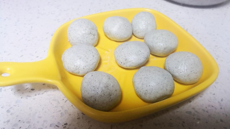 碧玉青团,分成30克一个面团,用保鲜膜盖好。