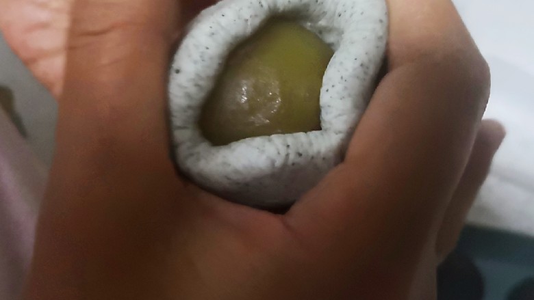 碧玉青团,包入馅料,用虎口收口。