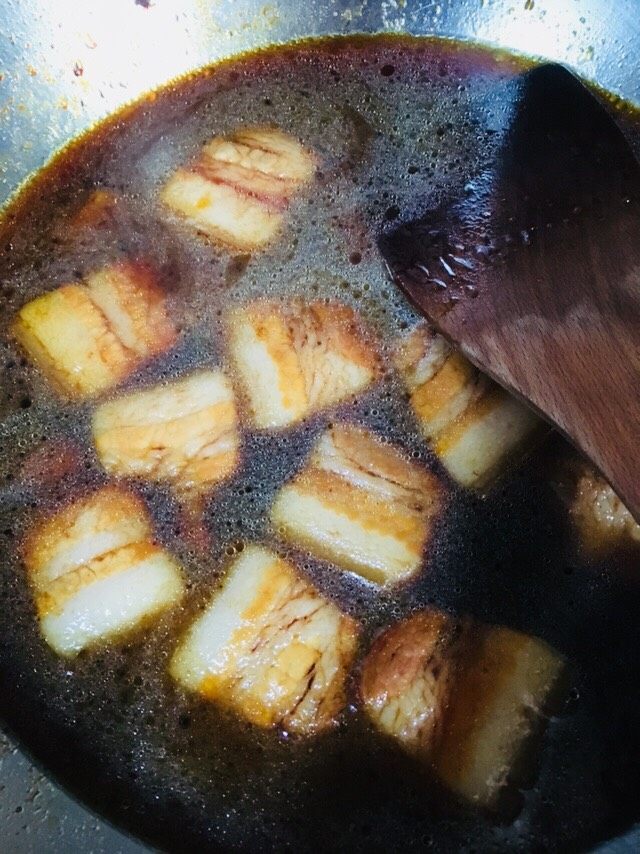 红烧五花肉,放入清水,没过肉就好
