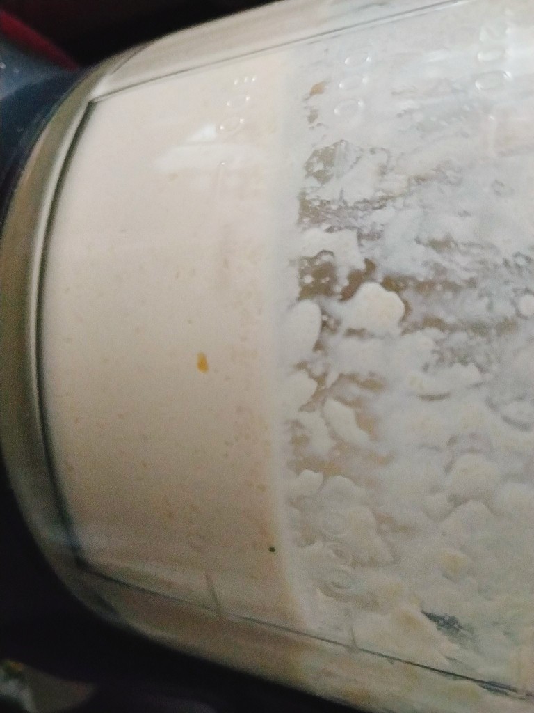 花生酱奶昔,打成比较细腻的奶昔;