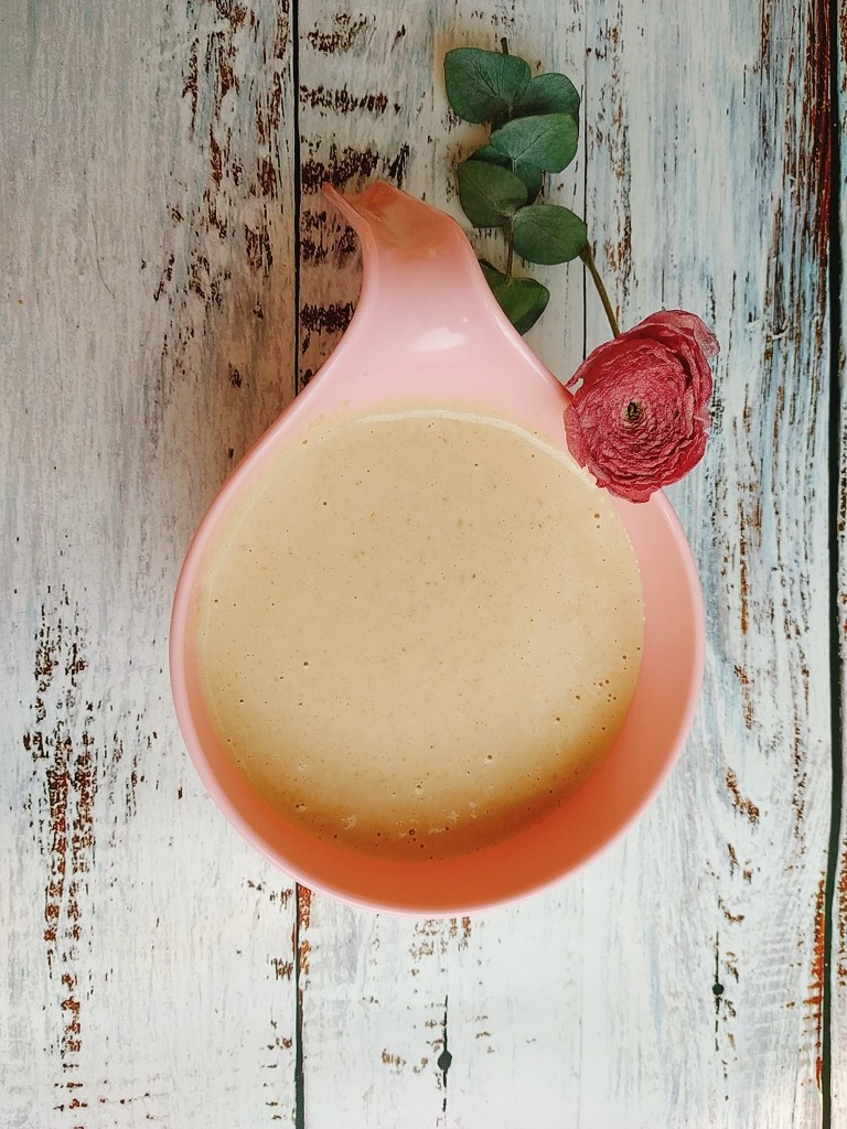 花生酱奶昔,可以加冰粒碎或者加热食用;