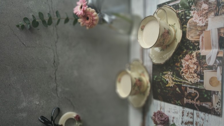 花生酱奶昔,无论是作为营养早餐还是能量慢慢的续命下午茶,还是高热量的睡前甜品,花生酱奶昔都是毫无违和感的存在。