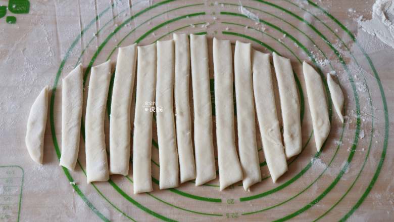 杭州猫耳朵,切成宽约1厘米的长条;