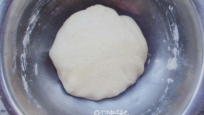 奶香玉米耙,一边加牛奶,一边搅拌。用手揉面揉至光滑即可。
