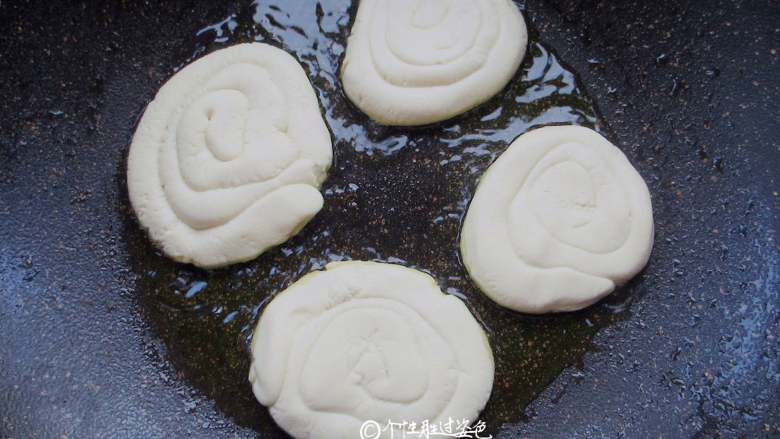 奶香玉米耙,平底不粘锅,加热倒入油。把面饼放入煎至两面金黄