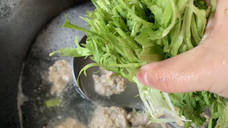 苦苣肉丸汤,切