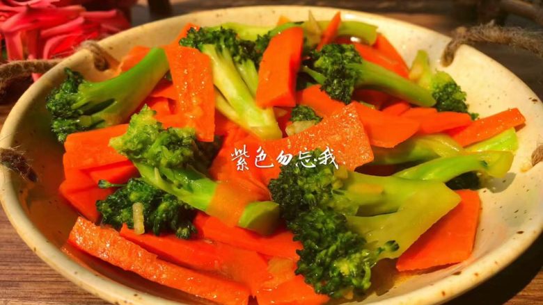 胡萝卜炒西兰花,美味的胡萝卜炒西兰花做好了,特别适合这个季节食用,益肝明目。