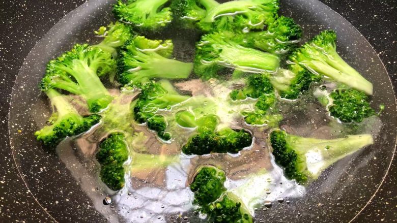 胡萝卜炒西兰花,锅里放入适量水,大火把水烧开,加入一勺盐,一勺油,少许<a style='color:red;display:inline-block;' href='/shicai/ 3729'>白糖</a>搅拌均匀,把西兰花放入焯烫30秒,焯好捞起来沥干水待用。