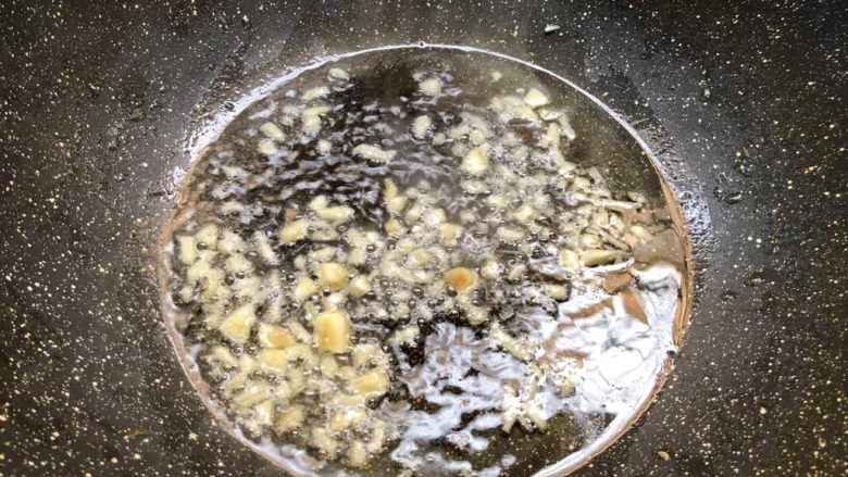 胡萝卜炒西兰花,热锅放入少许油,烧至七成热,把蒜末放入爆香。
