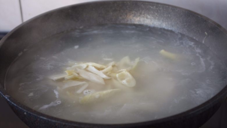 春天的美味 腌笃鲜(鸡肉版),大火煮开,小火炖30分钟。