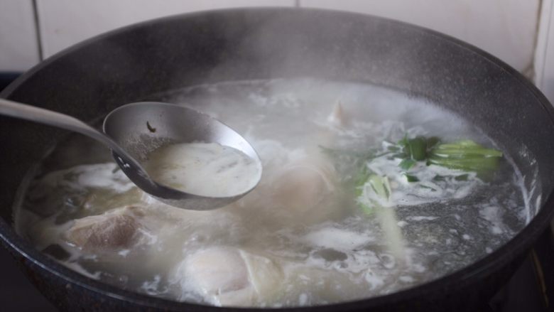 春天的美味 腌笃鲜(鸡肉版),大火煮开后还需要将浮末撇去。