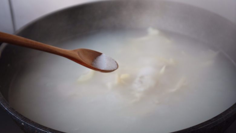 春天的美味 腌笃鲜(鸡肉版),最后依照个人口味用盐调味即可。