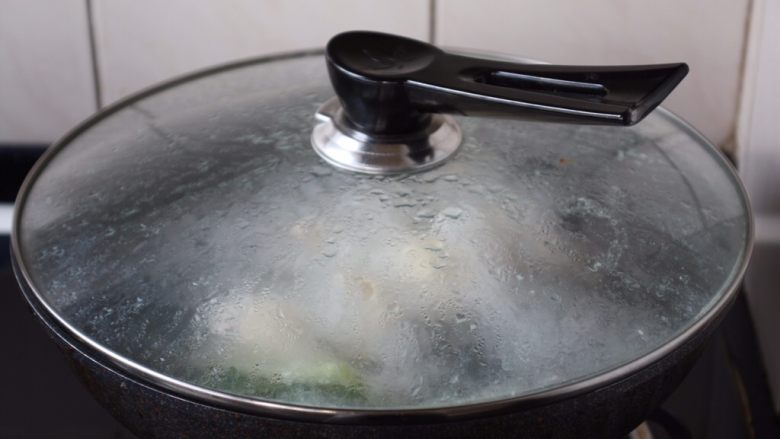 春天的美味 腌笃鲜(鸡肉版),盖上锅盖儿,改小火炖1个小时左右。