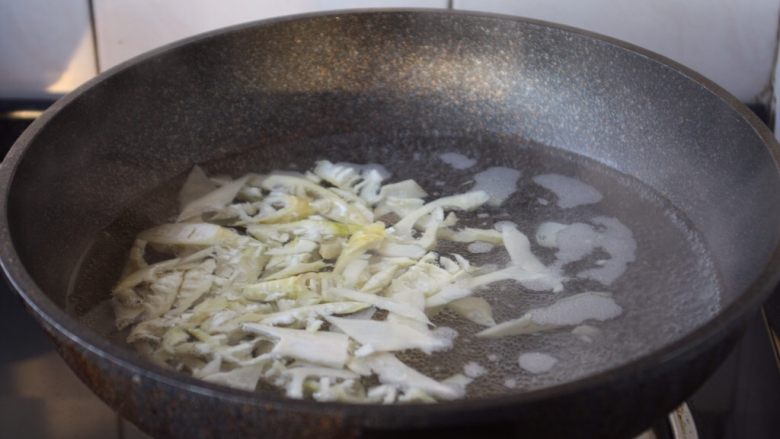 春天的美味 腌笃鲜(鸡肉版),锅里放适量的凉水,水开后放入春笋片,大火煮开,煮约1或者2分钟,捞出备用。