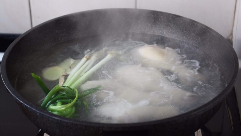 春天的美味 腌笃鲜(鸡肉版),另外起锅,大火将水烧开,放入焯过水的鸡腿、小香葱、姜3片。