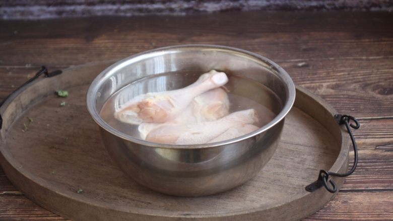 春天的美味 腌笃鲜(鸡肉版),将鸡腿在清水里浸泡30分钟。