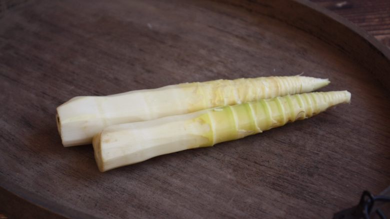 春天的美味 腌笃鲜(鸡肉版),如果有老人或者孩子吃,尽量用刮皮刀把根部较老部分的皮轻轻的刮一刮。