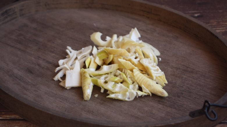 春天的美味 腌笃鲜(鸡肉版),将春笋切成片。