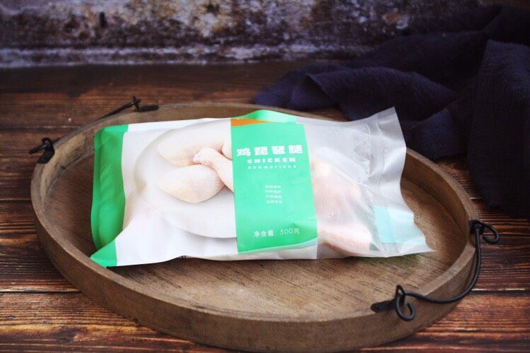 春天的美味 腌笃鲜(鸡肉版),太阳谷鸡腿从冰箱里拿出来自然解冻。
