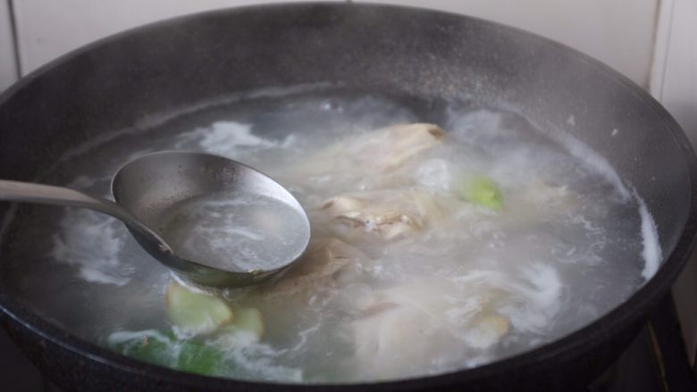 春天的美味 腌笃鲜(鸡肉版),焯水时要多次撇去浮末,水滚开后捞出鸡腿备用。