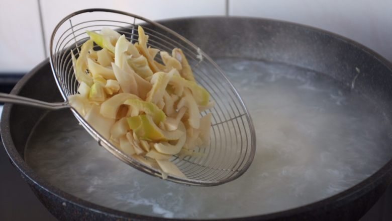 春天的美味 腌笃鲜(鸡肉版),将焯过水的春笋片放入步骤9的汤里。