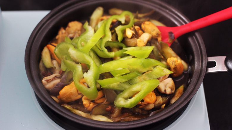 茄条炒海虹,继续大火翻炒均匀,加入青尖椒丝。