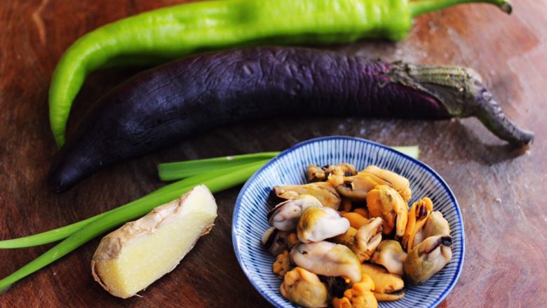 茄条炒海虹,首先备齐所有的食材,海虹肉提前从冰柜里拿出来解冻。