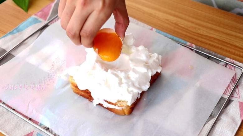 火烧云吐司,中间小洞处倒入蛋黄
tips:如果是给宝宝食用,可以将蛋黄弄破,这样蛋黄易熟一些