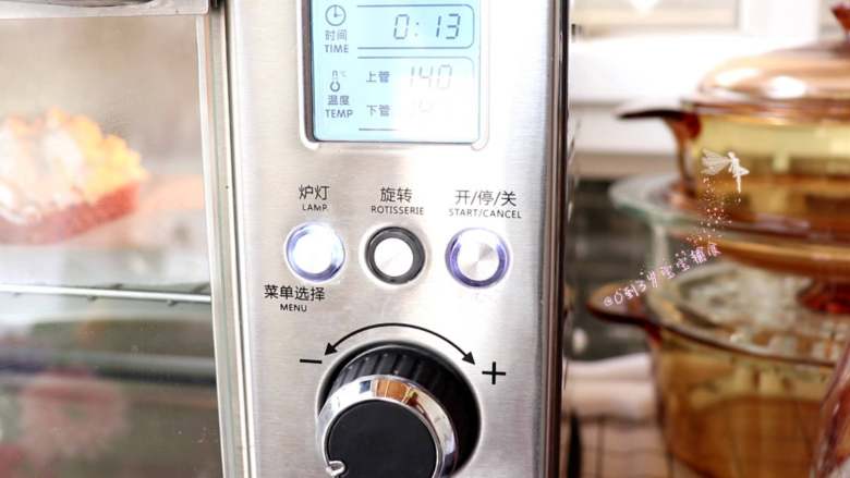 火烧云吐司,放入烤箱中层,上下管140度,烤13—15min,烤至蛋白霜金黄即可
tips:具体要根据自家烤箱来调整烤箱的温度和时间,我这里烤了13min