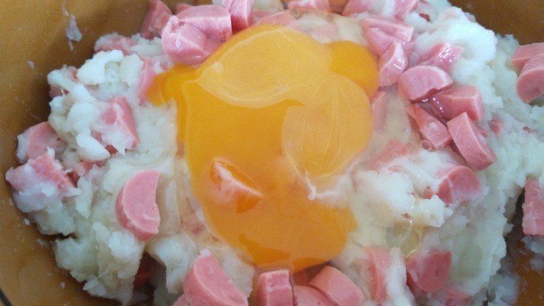 土豆泥火腿鸡蛋饼,加入两个土<a style='color:red;display:inline-block;' href='/shicai/ 9'>鸡蛋</a>,很小的,大个的就放一个最好。