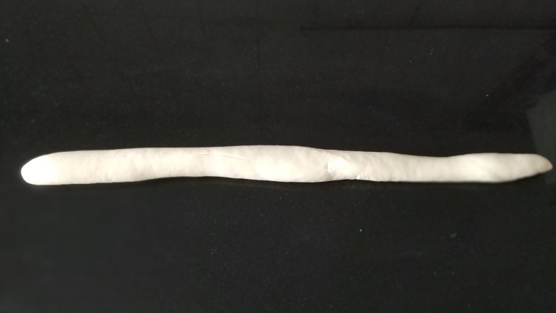 青蛙🐸挤挤包,在等待二次发酵的时候,我们来制作青蛙的眼睛,材料B的面团用双手搓成长剂子,平均分成50份,大概每个3g左右;