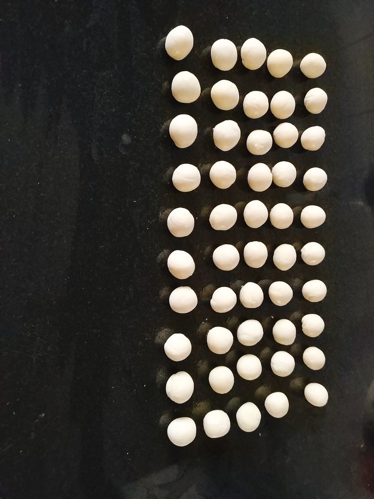 青蛙🐸挤挤包,每个都揉圆形,这步特别适合亲子活动,和小盆友一起动手制作,享受亲子过程;