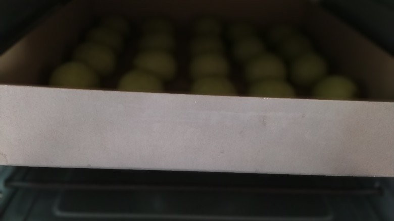 青蛙🐸挤挤包,把烤盘放烤箱中层,烤箱里下层放一碗热水,烤箱调到发酵模式,进行二次发酵;
PS:二次发酵温度38度,湿度85%;
