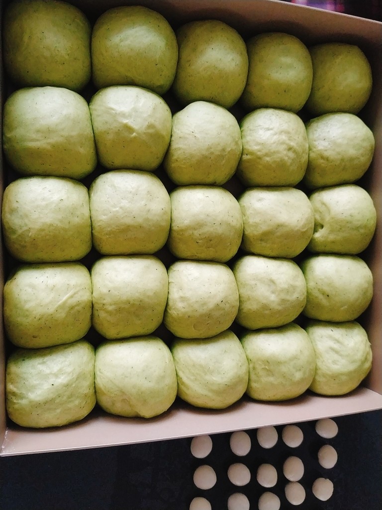青蛙🐸挤挤包,材料A二次发酵到两倍大时候从烤箱取出,喷水;