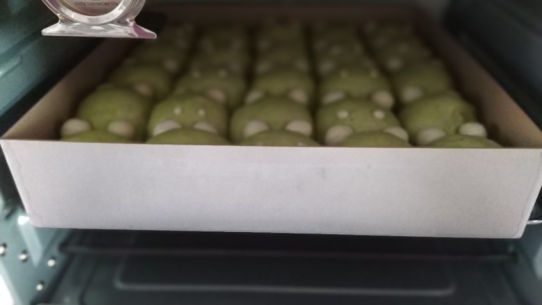 青蛙🐸挤挤包,把烤盘放入预热好的烤箱中下层,上下火160度烘烤30-35分钟;