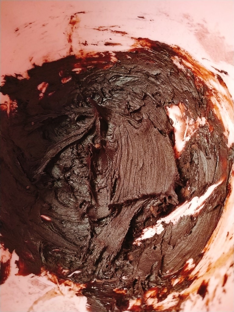 青蛙🐸挤挤包,烘烤面包的时候,我们来制作画眼睛和嘴巴的巧克力,我家里只有100%黑巧我加了点焦糖酱中和苦味,搁热水融化,也可以直接用巧克力笔直接画;