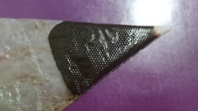 青蛙🐸挤挤包,巧克力装入小号一次性裱花袋,剪小小的口,不要剪大了,挤出来的巧克力画眼睛嘴巴就会很粗,不好看了,也可以直接用巧克力笔画,和小盆友一起画,增加亲子关系和小盆友动手能力;