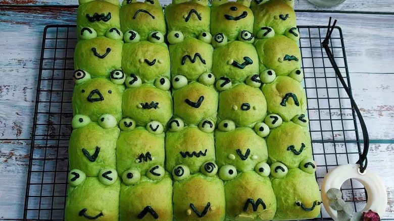 青蛙🐸挤挤包,画青蛙🐸的眼睛和嘴巴,喜欢什么表情画什么。