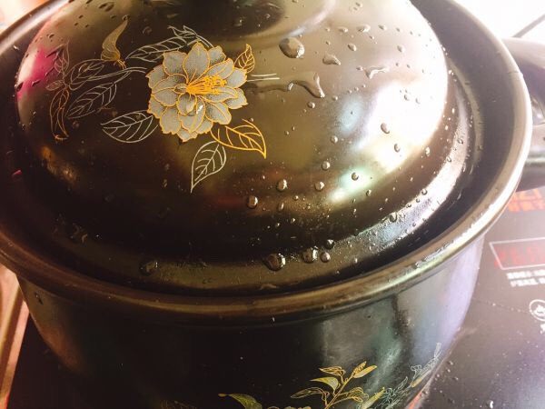 鲜味什锦火锅,大火煮开,转小火煲20分钟
