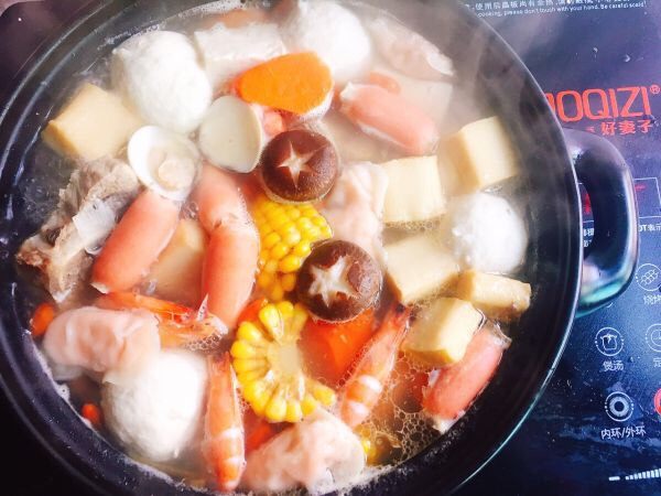 鲜味什锦火锅,将准备好的食材陆续加入,加入鸡汁进行调味