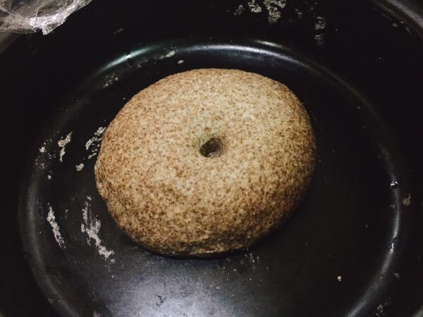 超萌黑全麦粉小熊馒头,发酵好的状态,手指搓洞不回缩