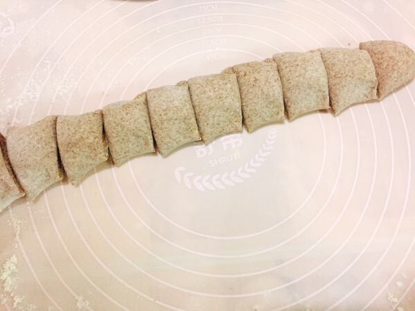 超萌黑全麦粉小熊馒头,搓成长条后,分均匀的小剂子