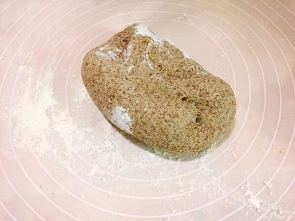 超萌黑全麦粉小熊馒头,在案板上撒点面粉,将发酵好的面团揉搓排出空气